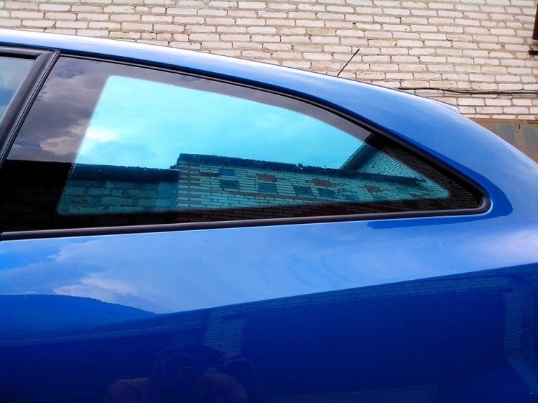 синяя тонировка стекол автомобиля 
