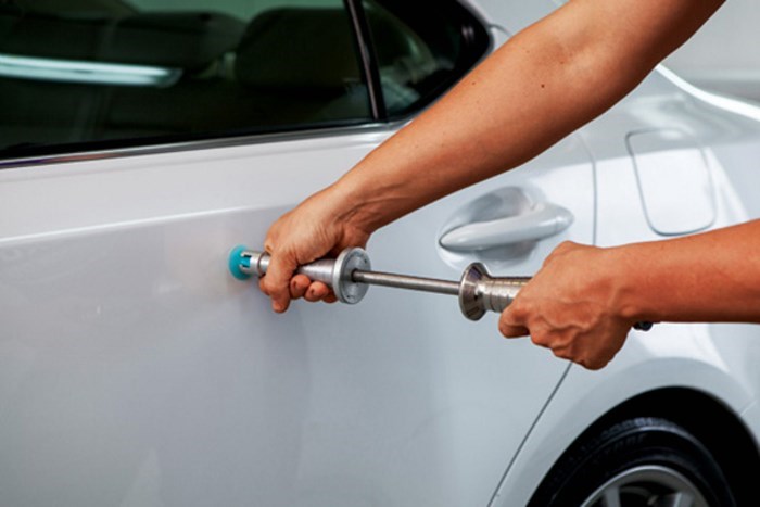 Как убрать вмятину на двери автомобиля: чем ее выпрямить?