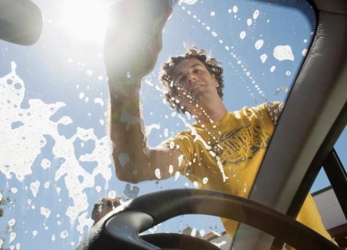 Мытье стекол авто перед нанесением пленки