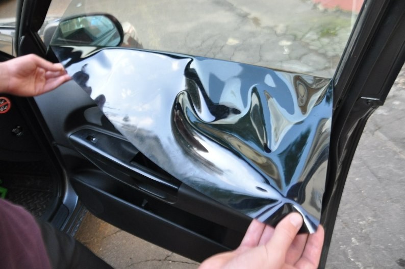 Снятие тонировочной пленки со стекла автомобиля