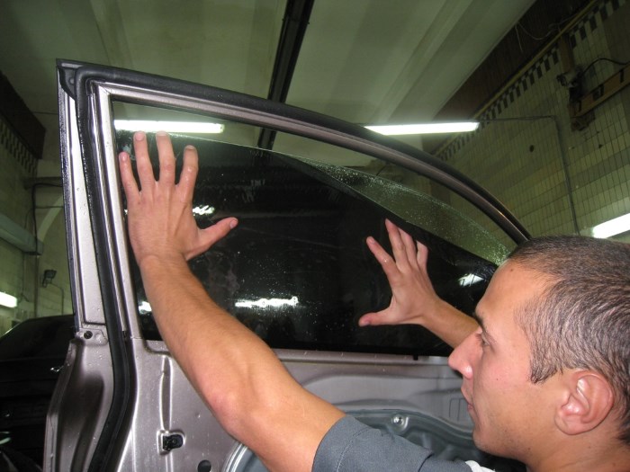 Наклейка пленки на стекло авто